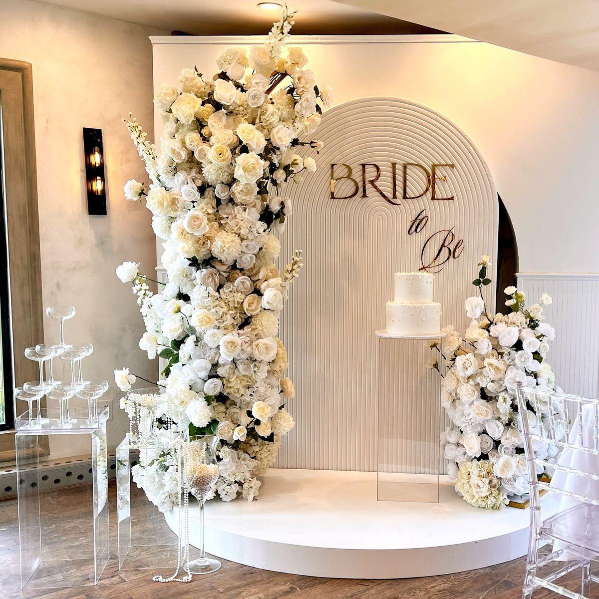 Small balloon, welcome sign & light decor